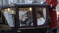 Warga Denmark diberi kejutan pada Malam Tahun Baru saat Ratu Margrethe II mengumumkan pengunduran diri dan menyerahkan takhta ke putranya, Putra Mahkota Frederik. AP/Nikolai Linares
