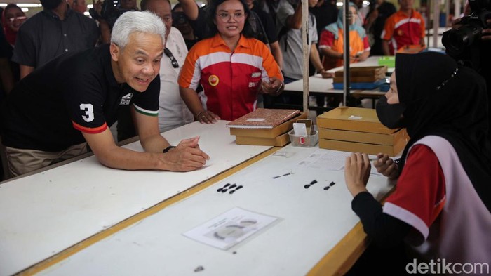 Capres nomor urut 3, Ganjar Pranowo menyambangi pabrik pembuatan bulu mata palsu, di Purbalingga, Jateng. Ganjar sempat mencoba membuat bulu mata palsu.