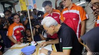Ganjar sempat mencoba membuat bulu mata palsu. 