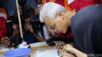 Ganjar tampak serius membuat bulu mata palsu. 