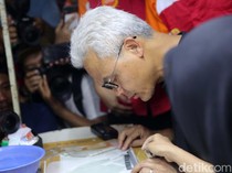 Momen Ganjar Buat Bulu Mata Palsu di Pabrik Purbalingga