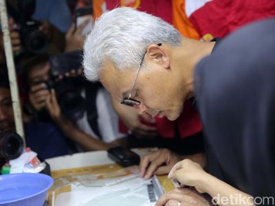 Momen Ganjar Buat Bulu Mata Palsu di Pabrik Purbalingga