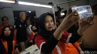 Sejumlah karyawan berfoto dengan Ganjar. 