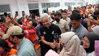 Ganjar terlihat menyapa para pekerja. Dia juga tampak menanyakan bagaimana proses pembuatan bulu mata palsu tersebut sedari awal. 