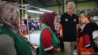 Saat berkeliling pabrik, Ganjar dihampiri salah seorang ibu hamil yang merupakan pekerja pabrik. Ganjar lantas mengajak ngobrol ibu hamil tersebut yang masih giat bekerja. Dia pun meminta agar sang ibu benar-benar memperhatikan kelangsungan gizi dari anaknya yang dikandungnya. 