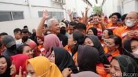 Calon Presiden nomor urut 3, Ganjar Pranowo menyambangi pabrik pembuatan bulu mata palsu, PT Bintang Mas Trisyasa di Purbalingga, Jawa Tengah, Senin (15/1/2024).