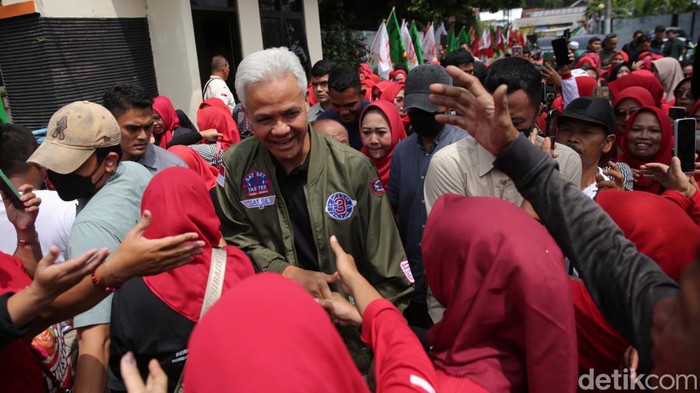 Calon Presiden (Capres) nomor urut 3, Ganjar Pranowo berbicara saat safari politik di Hotel Owabong, Purbalingga, Jawa Tengah, Senin (15/1/2024).