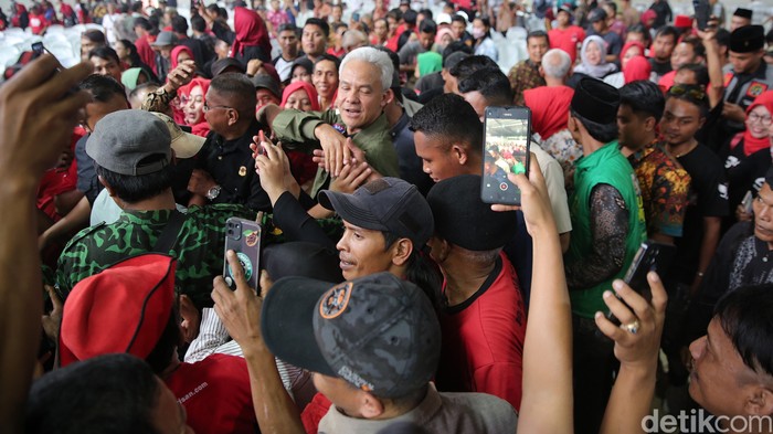 Calon Presiden (Capres) nomor urut 3, Ganjar Pranowo berbicara saat safari politik di Hotel Owabong, Purbalingga, Jawa Tengah, Senin (15/1/2024).