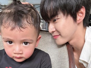 Doyoung NCT Pamer Selfie Bareng Cipung, Captionnya Bikin Fans Gemas