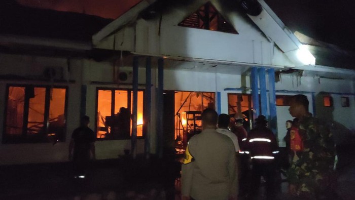 Kebakaran menghanguskan Kantor Dinas Pengendalian Penduduk, Keluarga Berencana dan Pemberdayaan Perempuan, Perlindungan Anak (P2KBP3A) Kabupaten Morowali Utara, Sulawesi Tengah (Sulteng).
