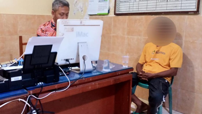 Mujiono saat diinterogasi di Polsek Sempu Banyuwangi