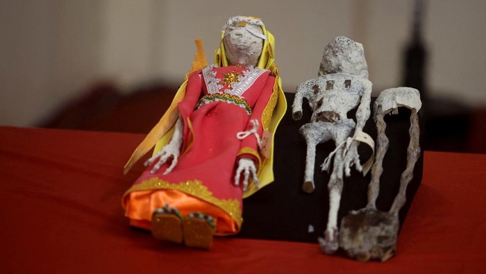 Foto-foto penelitian yang dilakukan Institute of Legal Medicine of Peru terhadap 'mumi alien' yang membuktikan bahwa itu adalah boneka yang terbuat dari tulang binatang, kertas dan metal.