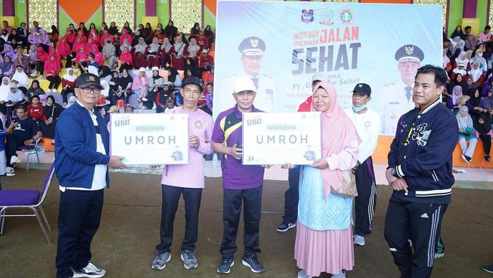 Calon legislatif (Caleg) DPR RI Muslimin Bando menghadiri kegiatan Jalan Sehat HUT PGRI Enrekang.
