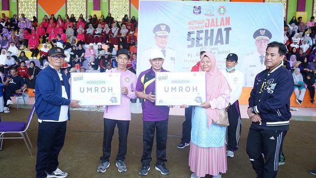 Calon legislatif (Caleg) DPR RI Muslimin Bando menghadiri kegiatan Jalan Sehat HUT PGRI Enrekang.