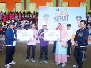 Buntut Panjang Eks Bupati Enrekang Muslimin Bagi Doorprize di HUT PGRI