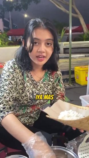 Penjual Nasi Ayam Semarang Cantik Ini Bikin Netizen Tertarik