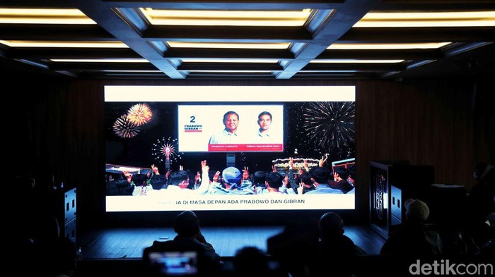 Oke Gas 2 Jadi Lagu Kampanye TKN Prabowo-Gibran Ketua TKN Prabowo Gibran Rosan Roeslani (tengah), Wakil Ketua TKN Akbar Muhari (kiri) dan pembuat musik Kampanye Prabowo Gibran, Richard Jersey melakukan launching lagu resmi Kampanye TKN Prabowo Gibran di Jakarta, Senin (15/1/2024). Lagu yang berjudul Oke Gas 2 itu resmi menjadi lagu kampanye TKN Prabowo Gibran. Perlu diketahui lagu Lagu 'Oke Gas 2' ini pertama kali diunggah pada 25 September 2023 oleh akun YouTube Richard Jersey. Hingga saat ini lagu 'Oke Gas 2' sudah dipakai lebih dari 630 ribu video di Tiktok dan ditonton sebanyak 245 ribu orang serta 296 komentar di YouTube.