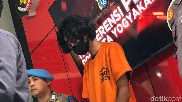 Oknum guru pelaku pencabulan di SD swasta Jogja saat dihadirkan dalam jumpa pers di Mapolresta Jogja, Senin (15/1/2024),