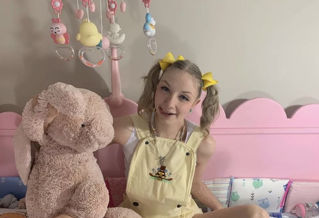 Paiger Miller memulai gaya hidup tidak biasa ini dari tahun 2018. Paigey ingin menormalisasikan gaya hidup ‘bayi dewasa’ yang sering mendapat kritikan. Foto: Dok. Instagram