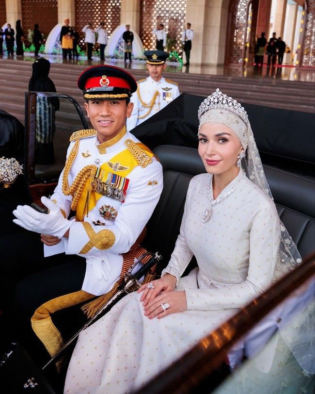 Anisha Rosnah binti Adam adalah istri Pangeran Abdul Mateen, putra keempat Sultan Hassanal Bolkiah. Anisha dipersunting Mateen pada 2024 setelah enam tahun berpacaran dan saling kenal sejak kecil. Kini, mereka telah dikaruniai seorang putri, Zahra Mariam Bolkiah. Foto: Instagram: @tmski