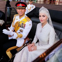 Anisha Rosnah binti Adam adalah istri Pangeran Abdul Mateen, putra keempat Sultan Hassanal Bolkiah. Anisha dipersunting Mateen pada 2024 setelah enam tahun berpacaran dan saling kenal sejak kecil. Kini, mereka telah dikaruniai seorang putri, Zahra Mariam Bolkiah. Foto: Instagram: @tmski