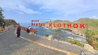 Pantai Klothok yang berada di Dusun Kranding, Kecamatan Paranggupito ini menyuguhkan lanskap lautan biru yang indah dan ditambah di samping kiri-kanan terdapat perbukitan. Cocok untuk pengunjung yang senang berfoto-foto dengan pemandangan alam. (Muhammad Aris Munandar/detikcom)