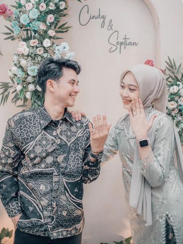 Pasangan Cindi a dan Septian yang menjalani hubungan tanpa status (HTS) selama satu tahun, berujung menggelar acara lamaran. Kisahnya langsung viral di TikTok
