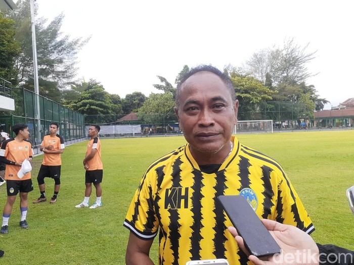 Pelatih PSIM Jogja, Kas Hartadi, saat ditemui di Lapangan Karang, Kotagede, Jogja, Minggu (14/1/2024).