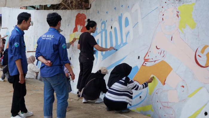 Pembuatan mural di Kampung Merak Dampit, Kabupaten Bandung.
