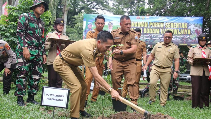 Pemkot Palembang dan Kodim Palembang tanam ratusan pohon di TPKS Gandus.
