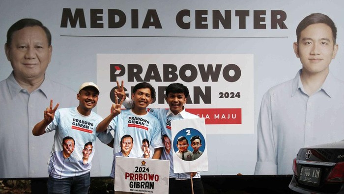 Relawan Pemuda Milenial Prabowo Indonesia deklarasi mendukung paslon nomor urut 2 Prabowo Subianto dan Gibran Rakabuming Raka di Pilpres 2024. Deklarasi itu turut dihadiri Wakil Ketua Tim Kampanye Nasional (TKN) Prabowo Subianto-Gibran Rakabuming Raka Juri Ardiantoro dan Wakil Komandan TKN Pemilih Muda (Fanta) Prabowo-Gibran, Osco Olfriady.