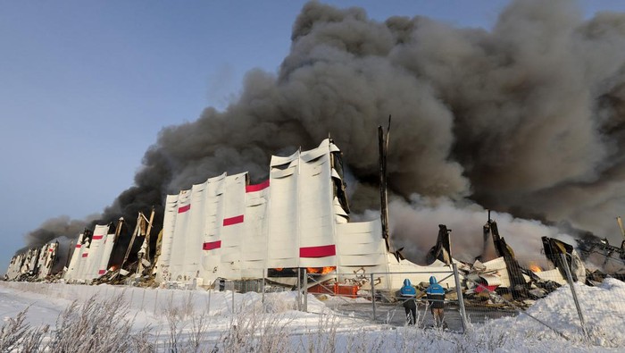 Penampakan Gudang Toko Online Terbesar di Rusia Dilanda Kebakaran Smoke from fire rises above the burning warehouse of Wildberries online retailer in Saint Petersburg, Russia, January 13, 2024. REUTERS/Anton Vaganov