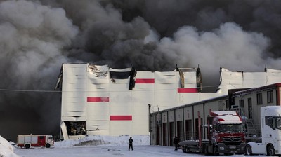 Penampakan Gudang Toko Online Terbesar di Rusia Dilanda Kebakaran