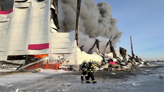 Penampakan Gudang Toko Online Terbesar di Rusia Dilanda Kebakaran Firefighters work to put out fire at a warehouse of Wildberries online retailer in Saint Petersburg, Russia, January 13, 2024. REUTERS/Dmitry Vasilyev