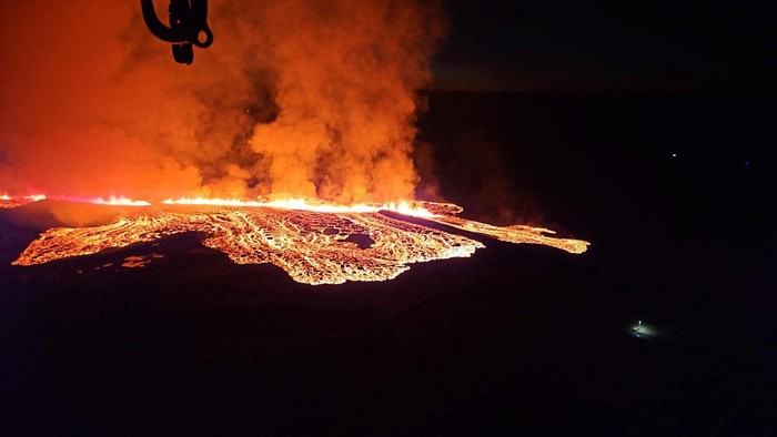 A volcano spews lava and smoke as it erupts in Reykjanes Peninsula, Iceland, January 14, 2024. Iceland Civil Protection/Handout via REUTERS    THIS IMAGE HAS BEEN SUPPLIED BY A THIRD PARTY. MANDATORY CREDIT. NO RESALES. NO ARCHIVES. TPX IMAGES OF THE DAY