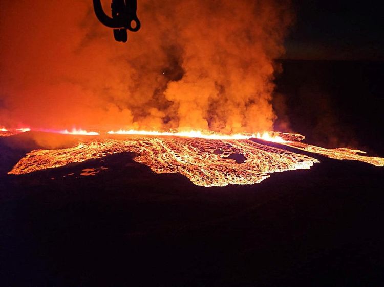 Penampakan Letusan Gunung Berapi Mengancam Kota Nelayan di Islandia