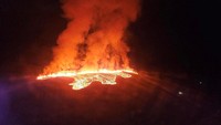 Foto-foto yang diambil dari helikopter yang dirilis oleh badan perlindungan sipil Islandia menunjukkan air mancur dari batuan cair keluar dari celah di tanah dan mengancam kota nelayan.  