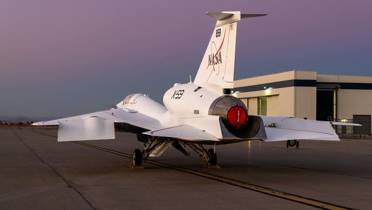 Penampakan Pesawat Canggih Milik NASA, Super Cepat Tapi Senyap The experimental quiet supersonic aircraft X-59, a collaboration of Lockheed Martins Skunk Works and NASA, is seen parked on tarmac in Palmdale, California, U.S. December 12, 2023. Lockheed Martin/Garry Tice/Handout via REUTERS. THIS IMAGE HAS BEEN SUPPLIED BY A THIRD PARTY