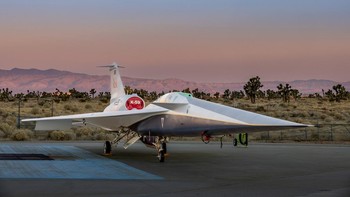 Pesawat supersonik eksperimental senyap X-59, hasil kolaborasi Skunk Works Lockheed Martin dan NASA, terlihat diparkir di landasan di Palmdale, California, Amerika Serikat, Jumat (12/1/2024).  