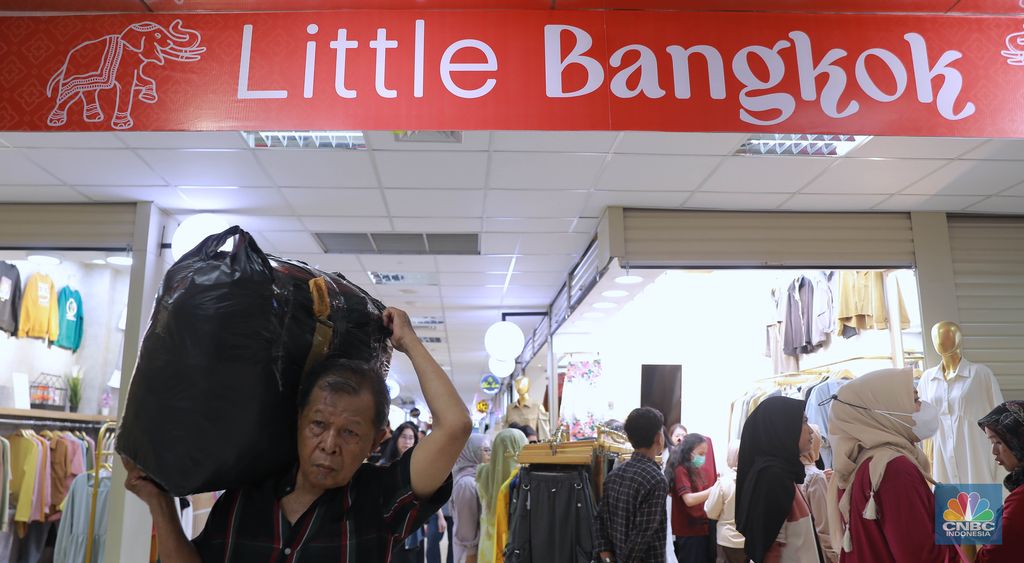 Pengunjung jastiper live tiktok penjualan pakaian di Pusat Grosir Metro Tanah Abang, Jakarta, Senin, (15/1/2024).  Little Bangkok yang baru diresmikan hari ini memiliki beberapa keunggulan mulai dari produk dan suasananya. (CNBC Indonesia/Muhammad Sabki)