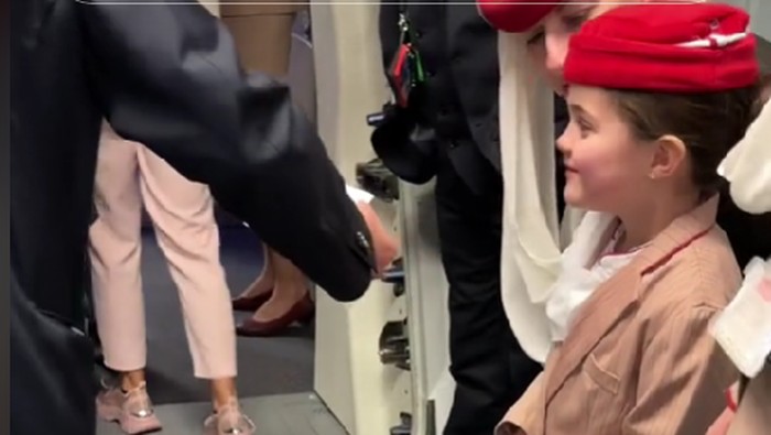 Penumpang cilik berperan menjadi pramugari Emirates Airlines.