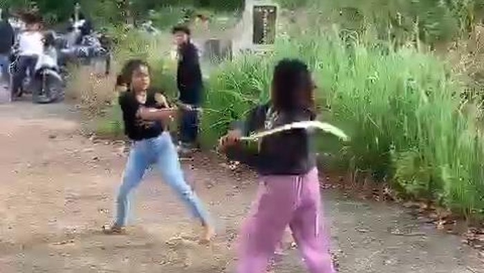 Perkelahian dua orang gadis menggunakan celurit di TPU Palembang