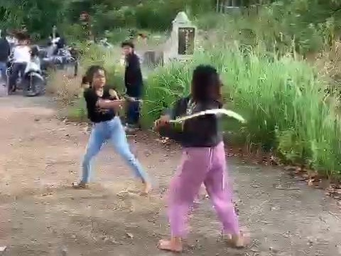 Perkelahian dua orang gadis menggunakan celurit di TPU Palembang
