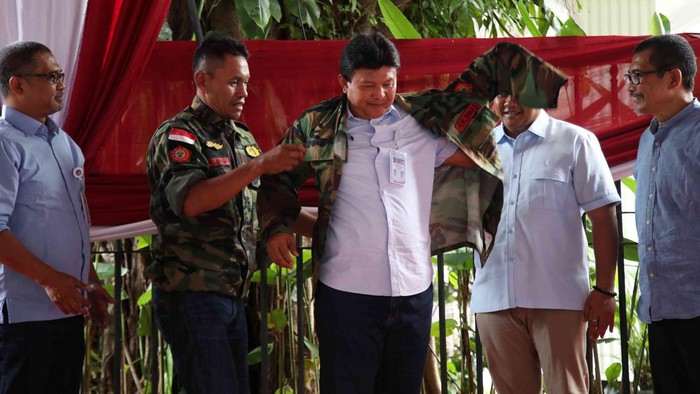 Perlinmas Sukabumi Dukung Prabowo-Gibran Persatuan Relawan Perlindungan Masyarakat (Perlinmas) Sukabumi deklarasi mendukung Prabowo-Gibran di Pilpres 2024. Deklarasi dilakukan di Kertanegara, Jakarta Selatan, Senin (15/1/2024).