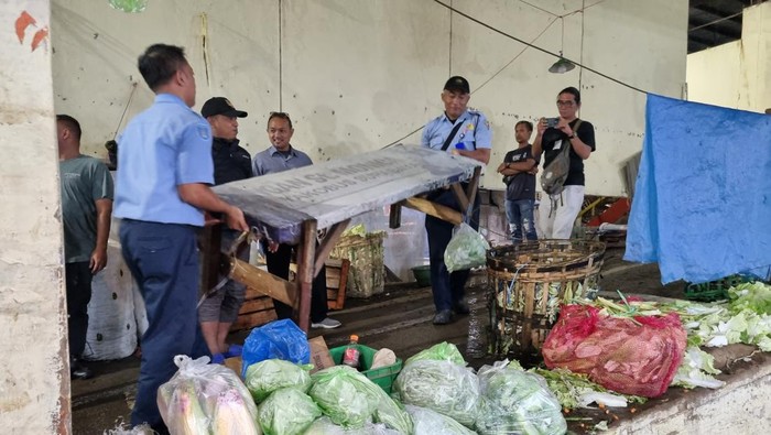 Petugas menertibkan lapak pedagang Pasar Keputran