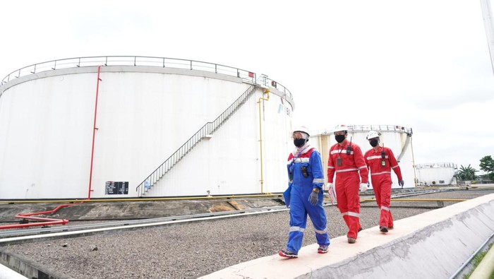 Petugas Pertamina memastikan keselamatan dan kesehatan lingkungan kerja.