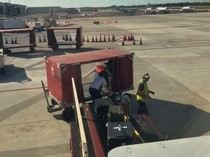 Muat Tas Penumpang ke Bagasi, Pilot Ini Banjir Pujian