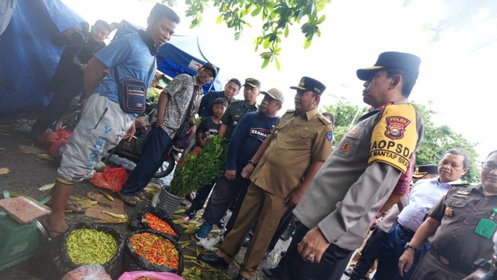 Pj Gubernur Sulsel Bahtiar Baharuddin didampingi Kapolda Sulsel Irjen Andi Rian melakukan sidak di Pasar Minasa Upa, Kabupaten Gowa, Senin (15/1/2024).