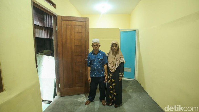 Eko Budiono (50) dan Hartika Ningsih (51) berfoto di dalam rumah usai dibedah di Kawasan Tebet, Jakarta, Senin (15/1/2024).