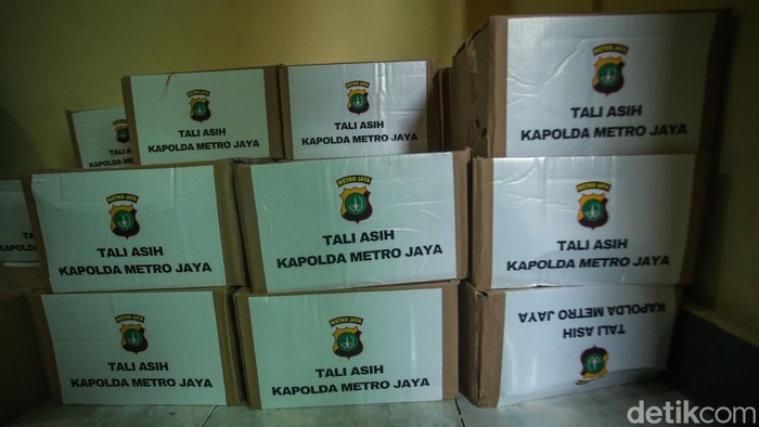 Polda Metro-Babah Alun Bedah Rumah Warga yang Sempat Roboh di Tebet Eko Budiono (50) dan Hartika Ningsih (51) berfoto di dalam rumah usai dibedah di Kawasan Tebet, Jakarta, Senin (15/1/2024).